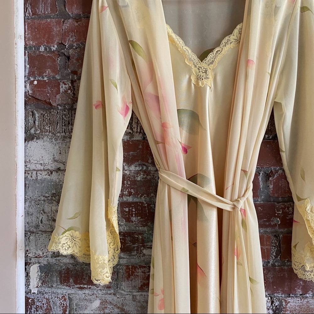 Rare Daisy Yellow Matching Lingerie Set Gown & Robe with Watercolor Floral Print - Picture 3 of 10